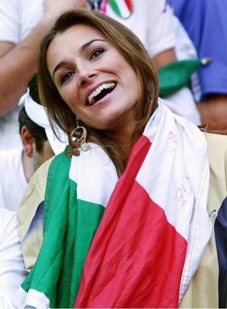 Alena Seredova con il tricolore al collo per sostenere la nazionale italiana